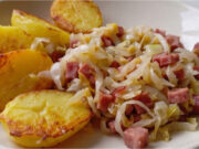 Peking Cabbage with Bacon and Smoked Meat: Quick Dinner with Roasted Potatoes Quick dinner: Peking cabbage with bacon, smoked meat and roasted potatoes
