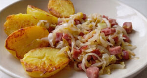Peking Cabbage with Bacon and Smoked Meat: Quick Dinner with Roasted Potatoes Quick dinner: Peking cabbage with bacon, smoked meat and roasted potatoes