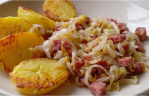 Peking Cabbage with Bacon and Smoked Meat: Quick Dinner with Roasted Potatoes Quick dinner: Peking cabbage with bacon, smoked meat and roasted potatoes