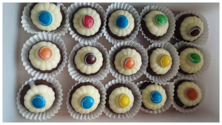 Sandokan’s Eyes: No-Bake Christmas Sweets with Coconut, Nuts, and Chocolate Glaze