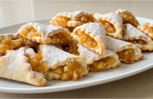 Apple Cookies from Yogurt Dough: Delicate Cinnamon Filling Without Complicated Preparation Tasty cookies filled with apples