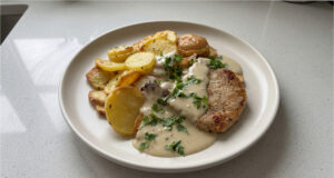 Quick Pork Chops with Parmesan Sauce: Juicy Meat Thanks to Baking Under Foil Juicy pork chops with creamy Parmesan sauce served with mashed potatoes