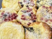 Yeast Buns with Quark, Currants and Plum Jam: Soft Dough with Crunchy Streusel Yeast buns with quark, currants and plum jam