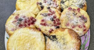 Yeast Buns with Quark, Currants and Plum Jam: Soft Dough with Crunchy Streusel Yeast buns with quark, currants and plum jam