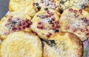 Yeast Buns with Quark, Currants and Plum Jam: Soft Dough with Crunchy Streusel Yeast buns with quark, currants and plum jam