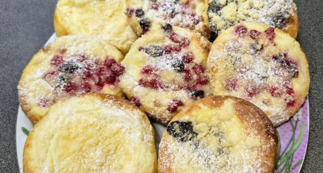 yeast-buns Yeast buns with quark, currants and plum jam