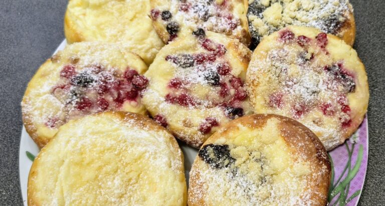 Yeast Buns with Quark, Currants and Plum Jam: Soft Dough with Crunchy Streusel