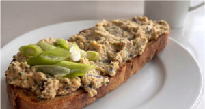 Yeast Spread with Eggs: Simple Preparation with Butter and No Complicated Ingredients Yeast spread with eggs prepared simply with butter and onion
