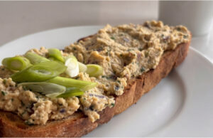 Yeast Spread with Eggs: Simple Preparation with Butter and No Complicated Ingredients Yeast spread with eggs prepared simply with butter and onion