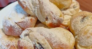 Yeast Twists with Quark and Rum Raisins: Fluffy Pastry for Your Coffee Iced yeast twists on a plate.