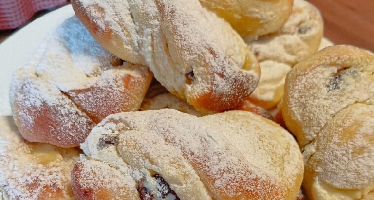 Yeast Twists with Quark and Rum Raisins: Fluffy Pastry for Your Coffee