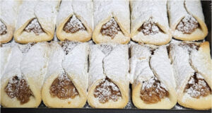 Yogurt Dough Pockets: Delicate Pastry with Apple-Walnut Filling Without Rising Yogurt dough pockets with apple-walnut filling on a plate